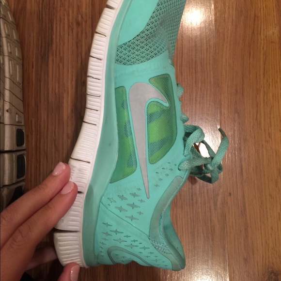 Nike women’s size 7 turquoise frees - Picture 7 of 11